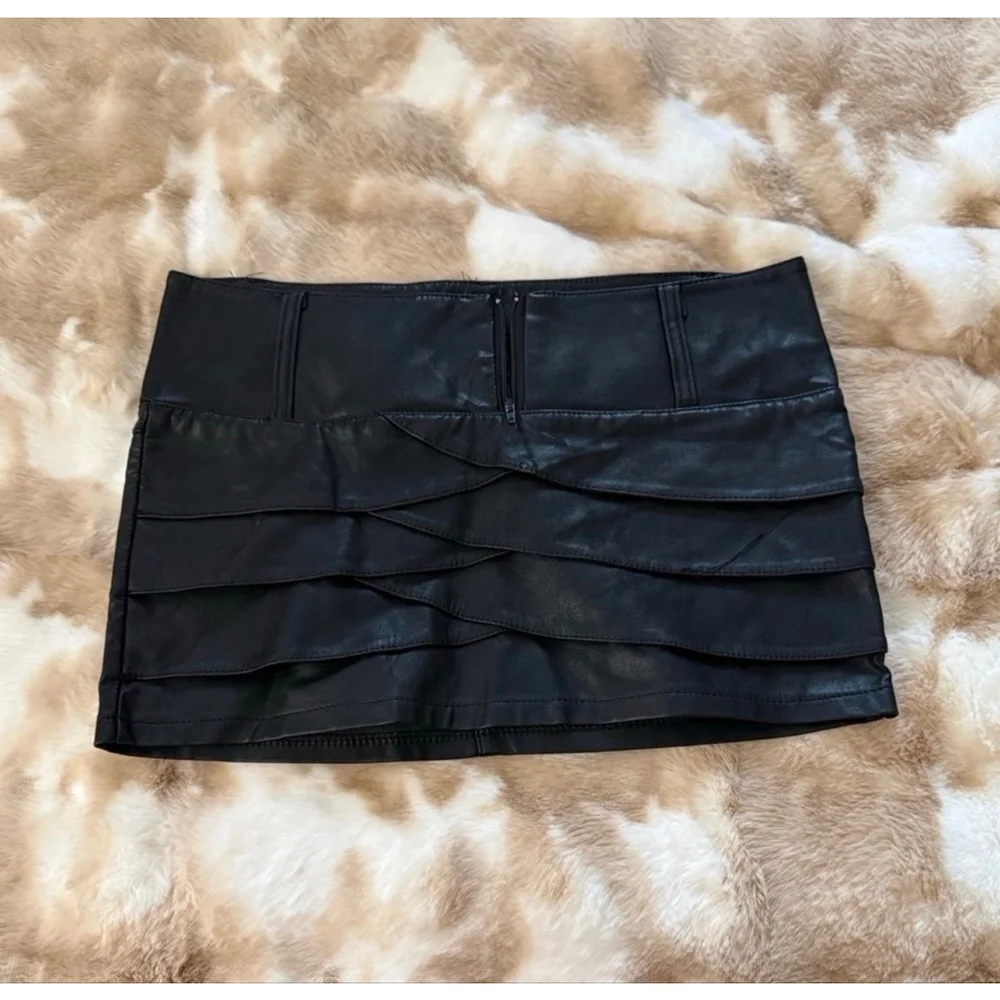 Black leather skirt - Picture 2 of 4